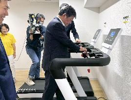 LDP Secretary General Motegi visits gym