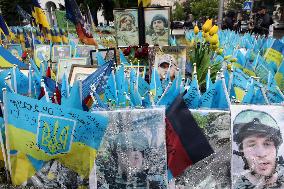 Memorial to late Ukrainian defender in Kyivs Maidan Nezalezhnosti