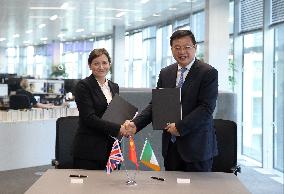 BRITAIN-LONDON-XINHUA-FU HUA-PA MEDIA GROUP-MEETING