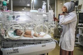 MIDEAST-GAZA-HOSPITAL-MALNUTRITION-CHILD