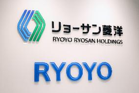 Ryoyo Ryosan Holdings, Inc. signage, logo