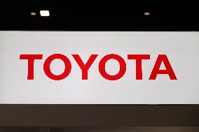 TOYOTA MOTOR CORPORATION Signs and logos