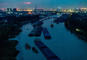 Beijing-Hangzhou Canal Water Level Dropped