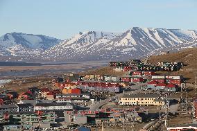 NORWAY-SVALBARD-MIDNIGHT-VIEW