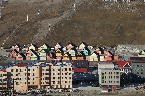 NORWAY-SVALBARD-MIDNIGHT-VIEW