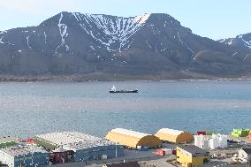 NORWAY-SVALBARD-MIDNIGHT-VIEW