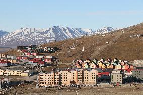 NORWAY-SVALBARD-MIDNIGHT-VIEW