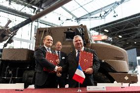Sales Contract Between Estonie And France At Eurosatory - Paris
