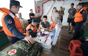 CHINA-HUANGYAN DAO-CHINA COAST GUARD-FISHERMEN-MEDICAL AID (CN)