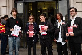 Posters And Leafleting For The Legislative Elections - Paris
