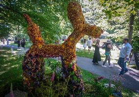 CANADA-VANCOUVER-FLORAL INSTALLATIONS