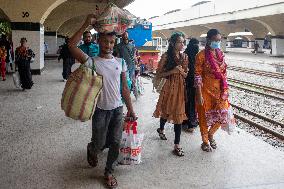 Holidaymakers Returning To Dhaka After Eid Vacation