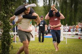 CANADA-BRITISH COLUMBIA-BURNABY-WIFE-CARRYING CONTEST