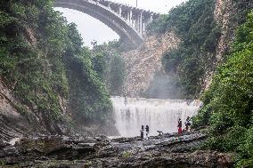 Tourists Enjoy Cooling Off at the Diaolan Waterfall in Bijie