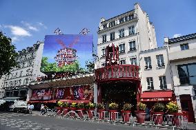 Moulin Rouge cabaret in reparations works in Paris FA