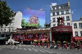 Moulin Rouge cabaret in reparations works in Paris FA