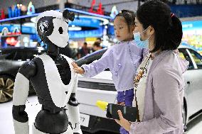 (Summer Davos) Xinhua Headlines: From AI to new energy, China's emerging industries a boon for the world