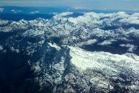 PERU-ANDES MOUNTAINS-SCENERY