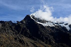 PERU-ANDES MOUNTAINS-SCENERY