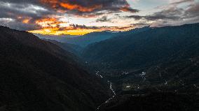 PERU-ANDES MOUNTAINS-SCENERY