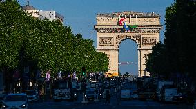 Paralympic Symbol Installed On The Arc De Triomphe - Paris