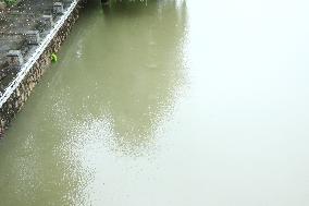 Yangtze River Exceeds Warning Water Level in Nanjing