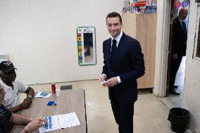 Jordan Bardella votes for the first round of parliamentary elections - Garches