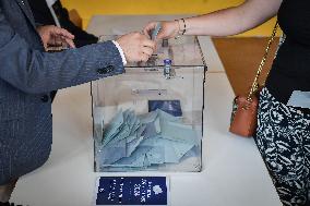 French vote for the legislative elections in Paris FA