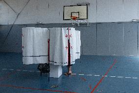 Voters At Poll Stations For Legislative Elections - Marseille