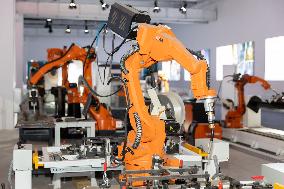 Xinhua Headlines: Made-in-China robots empower upgrading of manufacturing industry