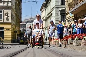 Finns wrap up 42-day charity relay to Ukraine in Lviv