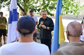 Finns wrap up 42-day charity relay to Ukraine in Lviv