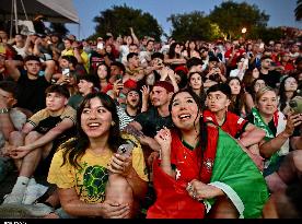 Fans watch the national team's game at Jardim do Morro