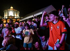 Fans watch the national team's game at Jardim do Morro