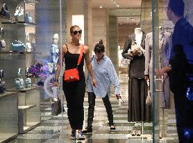 Michelle Hunziker Shopping - Milan