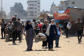 Palestinians Flee Khan Younis - Gaza Strip