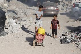 Palestinians Flee Khan Younis - Gaza Strip
