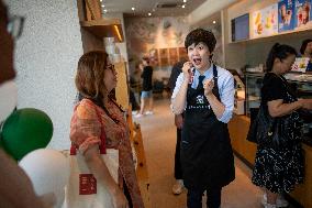 CHINA-HUBEI-WUHAN-CAFE-HEARING-IMPAIRED STAFF (CN)
