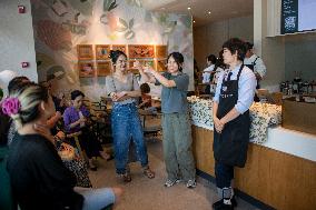CHINA-HUBEI-WUHAN-CAFE-HEARING-IMPAIRED STAFF (CN)