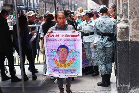 Relatives Of 43 Students Missing Of Ayotzinapa Meeting Whit Lopez Obrador