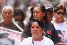 Relatives Of The 43 Missing Students Meet With AMLO - Mexico