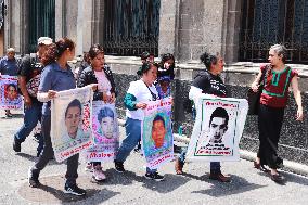 Relatives Of The 43 Missing Students Meet With AMLO - Mexico