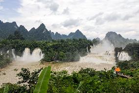 Detian Waterfall in Chongzuo