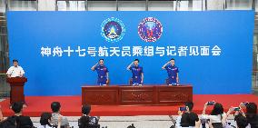 CHINA-BEIJING-SHENZHOU-17-ASTRONAUTS-PRESS (CN)