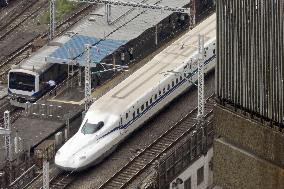 Power failure halts Tokyo-Osaka bullet train services