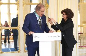 Oliver Stone Awarded At The Culture Ministry - Paris