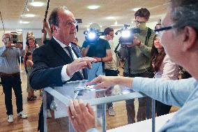 Francois Hollande And Julie Gayet At The Polling Station - Tulle