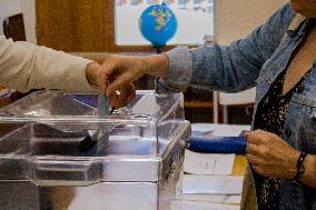 French Community In Lisbon, Portugal, Go To Vote For The Elections Legislatives At France In 2nd Round.