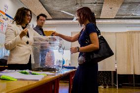 French Community In Lisbon, Portugal, Go To Vote For The Elections Legislatives At France In 2nd Round.