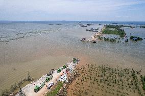 Work Begins Sealing Breach At Freshwater Lake - China